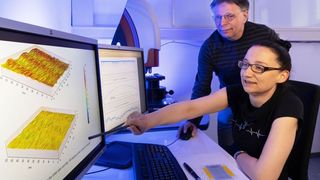 Susanne Sandkuhl und Volker Herold sind Materialwissenschaftler an der Friedrich-Schiller-Universität in Jena. Sie haben eine Möglichkeit entwickelt, mit der leicht gekrümmte und eloxierte Oberflächen präzise bearbeitet werden können. (J. Meyer / Uni Jena)
