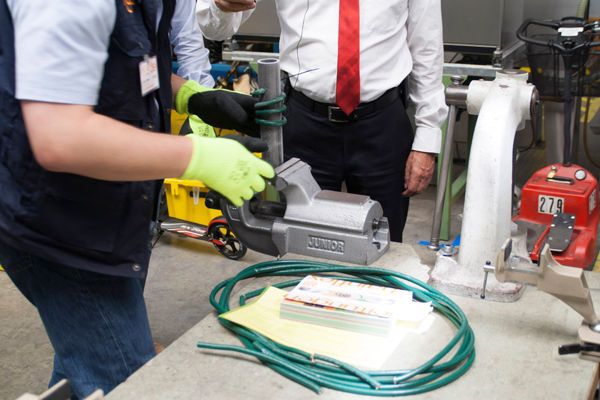 Bild 3a: Herkömmlicher Kältetest nach der Norm, bei der Leitungen mehrere Stunden tiefgekühlt und anschließend um einen Dorn gewickelt werden. Dabei dürfen keinen Beschädigungen aufreten. (Bild: igus GmbH)