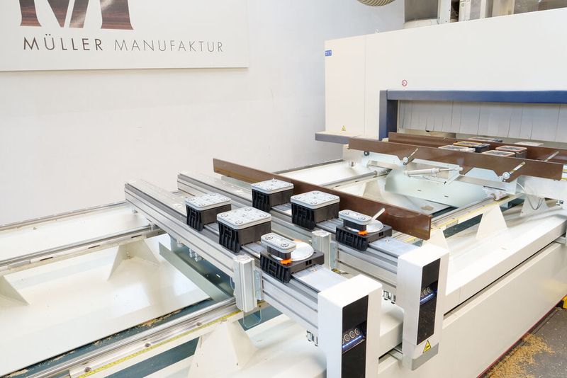 Besser als das Original! Die Schmalz-Blocksauger vom Typ Vcbl-S6 optimieren die CNC-Bearbeitung beim Premiummöbelhersteller Müller Manufaktur. Sie werden deshalb nach und nach die originalen Blocksauger ersetzen. Der Anwender erklärt hier, warum.