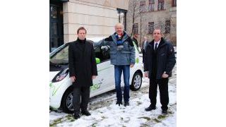 Jens Peter (li.) und Peter Syrovatka (re.) von Mitsubishi Deutschland übergeben Jürgen Bönninger vom FSD (Mitte) einen der ersten I-Miev. (Archiv: Vogel Business Media)