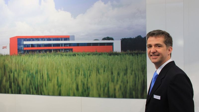 David Graf, Leiter des Fachbereichs Medizintechnik, präsentiert den Neubau im schweizerischen Emmen, den Gemü ins Zentrum seines Messeauftritts gestellt hat: Im September 2012 hat der Kunststoffverarbeiter die neuen (Rein-) Räume in Betrieb genommen. (Schäfer)