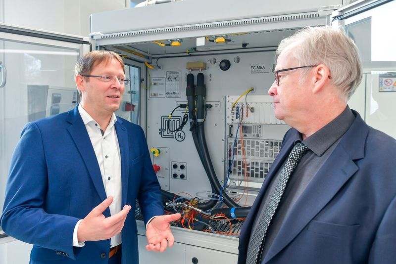 Prof. Alexander Sauer und Prof. Kai Peter Birke am Brennstoffzellenteststand im WAVE-H2-Labor (Bild: Universität Stuttgart / Max Kovalenko)