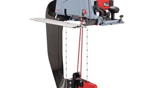 Mit der Dämmstoffsäge werden bis zu 30 cm dicke Hausdämmungen bearbeitet. Der Carbon-Spaltkeil, welcher durch den Schnittspalt des Sägeseils läuft, weist einen hohe Steifigkeit bei geringem Gewicht auf, um einen geraden Schnitt zu ermöglichen. (Biontec)