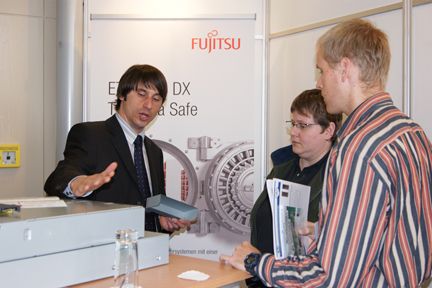 Erläuterungen am Stand von Fujitsu. (Archiv: Vogel Business Media)