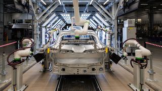 Die Herstellung des BMW iX3 soll in Sachen Nachhaltigkeit so weit wie möglich getrieben werden. Dafür sorgt auch der klimafreundliche Stahl Blueprint recycled von Thyssenkrupp Steel ... (Bild: BMW)