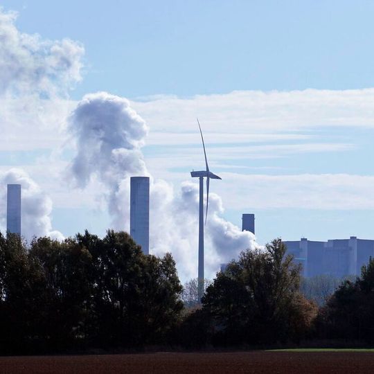 In einem gemeinsamen Positionspapier haben der Bundesverband Windenergie (BWE) und der Verband der Chemischen Industrie (VCI) die Notwendigkeit eines beschleunigten Ausbaus erneuerbarer Energien betont. (Bild:  frei lizenziert /  Pixabay)