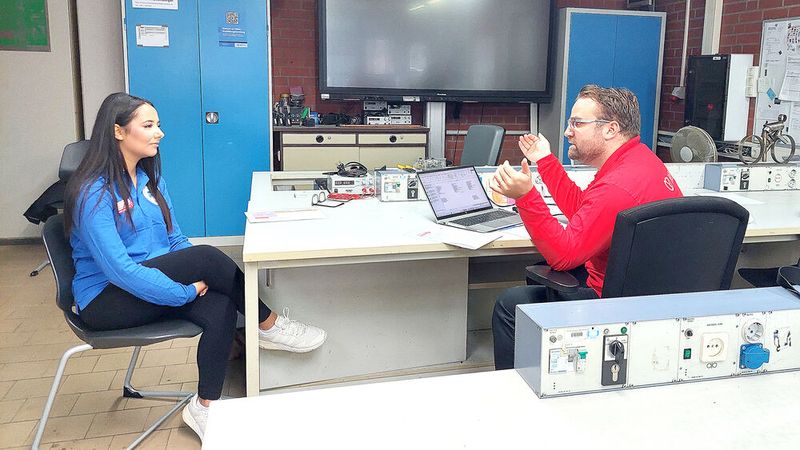 Lana Juma Yousef aus Hessen hört aufmerksam zu, als Prüfer Ioannis Lalissidis die Aufgabenstellung spezifiziert. (Bild: Weinschenk - VCG)