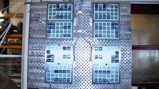 Bild 1: Für die vier parallel geschalteten Magnetspannplatten stehen insgesamt 200 Polverlängerungen zur Verfügung. (Archiv: Vogel Business Media)