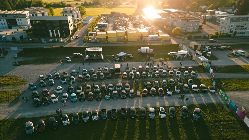 Das Autohaus Hofmann lud Bestandskunden zu den Mini Movie Nights ein. 150 und 125 Minis fuhren an den beiden Kinoabenden jeweils vor. (Bild: Autohaus Hofmann)