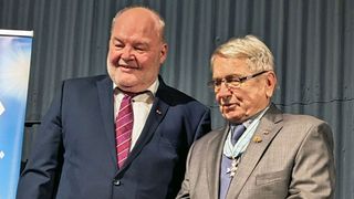 Präsident Albert Vetterl (l.) zeichnete Klaus Dieter Breitschwert mit dem Goldenen Ehrenzeichen des bayerischen Kraftfahrzeugewerbes aus.  (Bild: Kfz-Gewerbe Bayern)