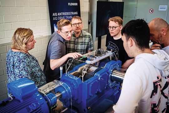 Sehr viele Mitarbeitende nutzten die Gelegenheit, ihren Familien die Flender-Produktwelt und Fertigung zu zeigen.(Bild:  Flender)