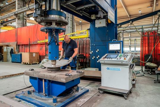 Beim Kaltumormen von Blechteilen für den Schiffbau musste man sich bisher auf die Expertise von Fachleuten verlassen, um Gutteile zu erhalten. Das ging aber nicht ohne Produktionsunterbrechungen. Am Fraunhofer IOF arbeitet man deshalb an der Digitalisierung ...(Bild:  Fraunhofer IOF)