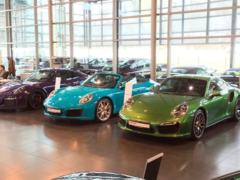 Dass es auch außerhalb der Karnevalsaison und anderer Veranstaltungen ganz schön bunt im Porsche-Zentrum Bensberg zugeht, belegt dieses Bild. Auch mit Farben lässt sich Aufmerksamkeit erzielen. (Faust / »kfz-betrieb«)