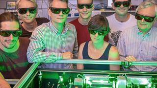 Markus Koch (3. von links), Bernhard Thaler (4. von links) mit Institutsvorstand Wolfgang Ernst (ganz rechts) und dem gesamten Team im Femtosekunden-Laser-Labor am Institut für Experimentalphysik der TU Graz. (Lunghammer - TU Graz)
