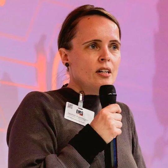 Jasmin Konnegen (M. Eng.) ist Elektroingenieurin aus Leidenschaft, die die europäische Elektronikindustrie unterstützt, um unseren Wirtschaftsstandort durch Vernetzung, mehr Sichtbarkeit und Effizienz langfristig zu sichern.(Bild:  VCG / Stefan Bausewein)