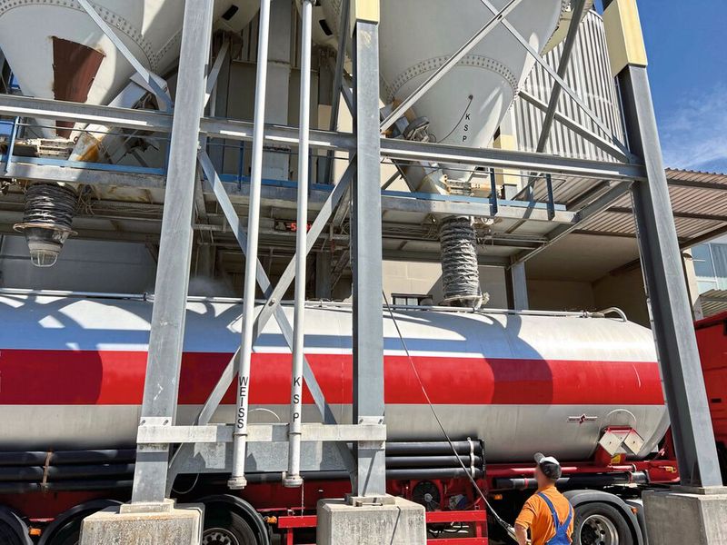 Verladesilo mit Daisy-Messung (unter der gelben Isolation am oberen Bildrand) (Bild: MTS)