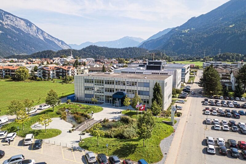 Umringt von Bergen: der Hauptsitz der Hamilton Bonaduz AG in Bonaduz im Churer Rheintal. (Hamilton)