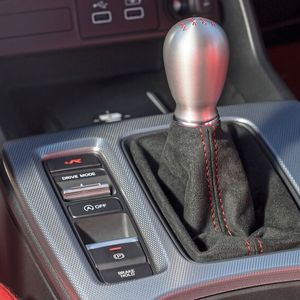 Die Schaltarbeit am Aluminiumstick bereitet mit ihren kurzen, knackigen Wegen richtig Spaß. (Bild:  Honda)