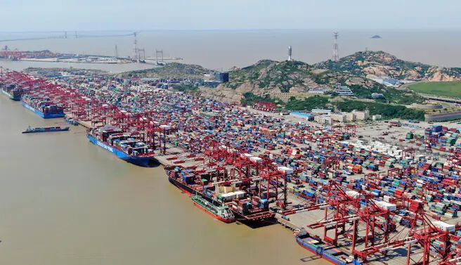 In Shanghai geht wegen Chinas Null-Covid-Strategie seit Wochen nichts mehr. Schiffe stauen sich, Waren bleiben wochenlang liegen, Lkw-Fahrer werfen das Handtuch. Diese Schockwelle trifft bald auch Deutschlands Industrie! Hier mehr dazu...