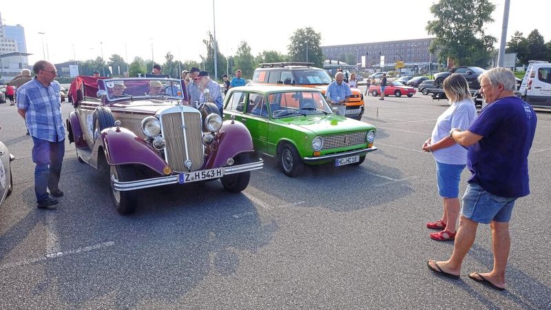 Ein Horch 830, Sportcabriolet, Bj. 1933, und ein Shiguli, Bj. 1974. (Bild: Zietz/»kfz-betrieb«)