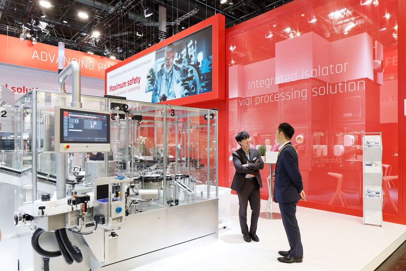 Bausch+Ströbel zeigte erstmals den eignenen Isolator, eine neue Pulver-Abfüllmaschine sowie erste 3D-gedruckte Teile, die künftig in den Linien Anwendung finden sollen. (Bild: Messe Düsseldorf / Tillmann)