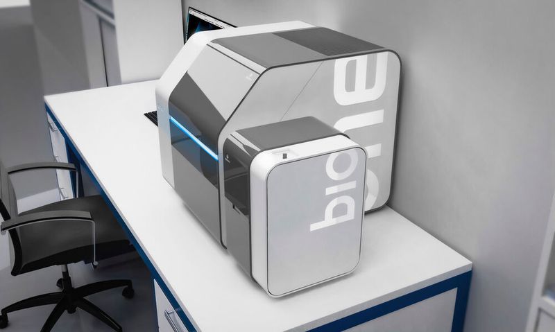 Der Nano One Bio ist ein 3D-Drucker, der auf der Nano-One-Linie von 2-Photonen-3D-Druckern basiert und Strukturen über 12 Größenordnungen drucken kann.  (Up Nano)