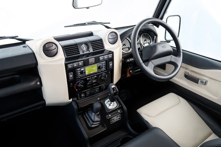 Auch im Innern hat sich der Defender zum 70-jährigen Land Rover-Jubiläum schick gemacht. (Bild: Jaguar Land Rover)