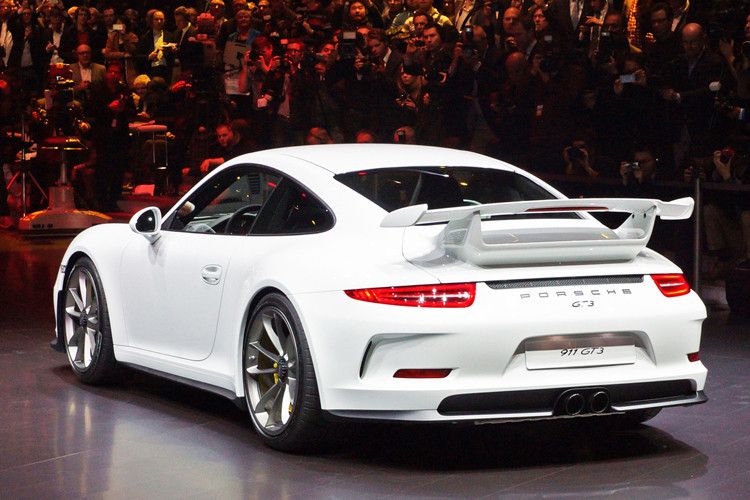 Als Morgengabe zum 50. Geburtstag des Porsche 911 präsentiert der Zuffenhausener Sportwagenbauer den spektakulären 911 GT3. Das Coupé wird von einem 350 kW/475 PS starken 3,8-Liter-Turbomotor angetrieben. Technisches Highlight ist die aktive Hinterachslenkung zur Steigerung der Agilität in Kurven. Der 911 GT3 beschleunigt laut Hersteller in nur 3,5 Sekunden von 0 auf 100 km/h und schafft eine Spitze von 315 km/h. (Foto: sp-x)