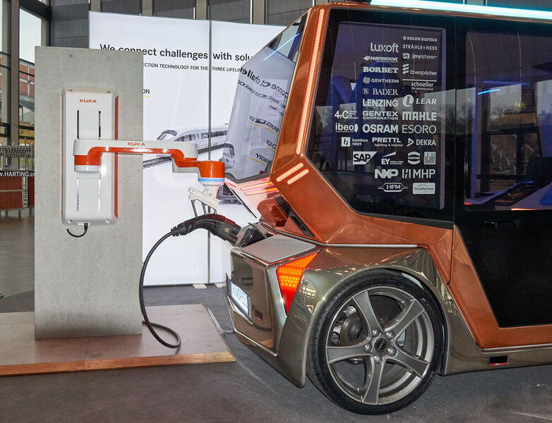 Kuka und Harting stellten gemeinsam am Beispiel des Microsnap von Rinspeed ihren vollautomatischen Ladeassistenten für Elektrofahrzeuge vor. (Elektronikpraxis/Richard Oed)