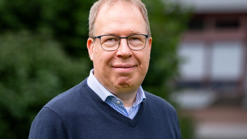 Professor Claus Feldmann bringt mithilfe von Nanopartikeln Metalle zusammen, die sich bisher nicht miteinander mischen lassen.  (Bild:  Markus Breig, KIT)