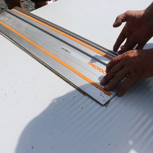 Eine Führungsschiene am Trumpf-Panelcutter Trutool TPC 165 garantiert den passgenauen Schnitt in diese Sandwich-Paneele mit Blechoberfläche und Polyurethan-Hartschaum-Kern.(Bild:  Trumpf)