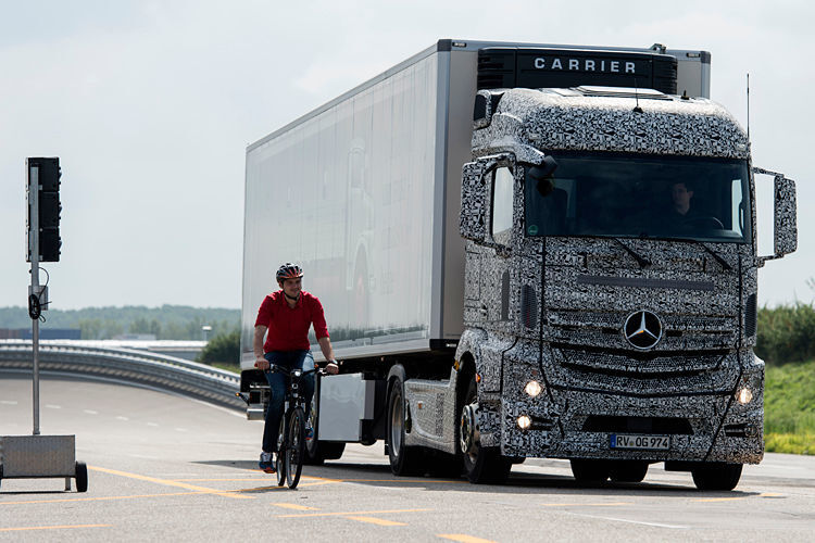 Kreuzungsbegegnung von Lkw und Radfahrer: Mercedes-Benz führt in Kürze den „Beifahrer“ für die Trucker ein, der optisch und akustisch vor einer Unfallsituation beim Rechtsabbiegen warnt. (Daimler)