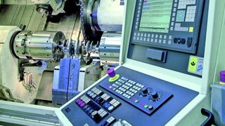 Fräsen der Hublager im Arbeitsraum einer Niles-Simmons-Bearbeitungsmaschine. Als Steuerung kommt eine Sinumerik 840D Powerline zum Einsatz. Bild: Siemens A&D (Archiv: Vogel Business Media)