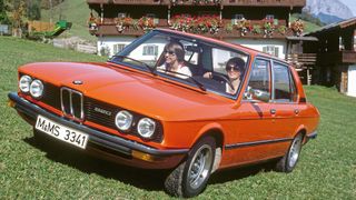 Obwohl es den 5er E12 anfangs nur mit den bekannten Vierzylindermotoren des Vorgängers, der sogenannten Neuen Klasse gab, anvancierte er schnell zum Erfolgsmodell. Insgesamt baute BMW 722.435 Exemplare der ersten 5er-Reihe. (Bild: BMW Group Archiv)