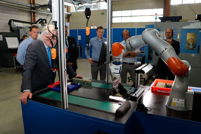 Im Praxisteil der Veranstaltung wurde MRK für die Teilnehmer erlebbar. Schunk zeigte Cobot-Applikationen live in Aktion. (Sonnenberg)