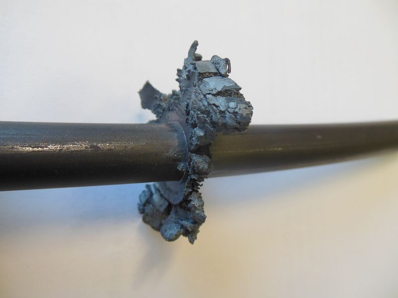 Geschweißter, aber noch nicht entgrateter Draht. (Bild: DEW)