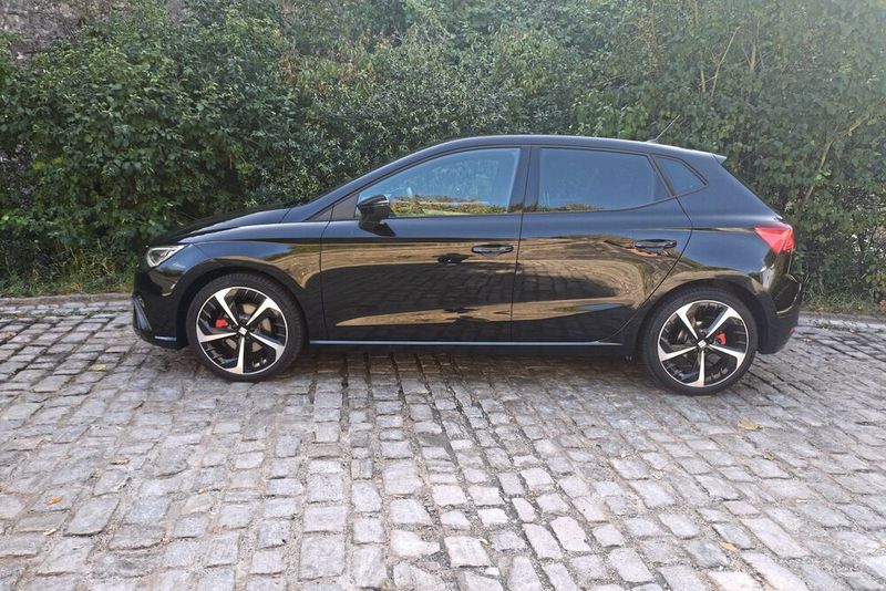 Die sportliche Ausstattungslinie gibt dem Kompaktwagen eine zeitgemäße Optik. Dennoch bleiben die Absatzzahlen niedrig. Selbst das E-Modell Born fand 2023 mehr Käufer als der Ibiza. (Bild: Sven Prawitz)