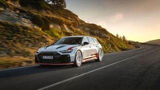 Eine Heritage-Folierung und extravagant aussehende Felgen in weißer Hochglanzlackierung machen das Sondermodell des Audi RS6 zum Hingucker. (Bild: Audi)