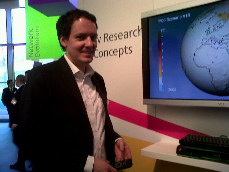 Alcatel-Lucent hatte die Klima- und Wetter-Forscher auf seinem Stand im Pavillon 11a zu Gast. Denn der Netzausrüster stellte Ausrüstung für das 100 Gigabyte-Netz vor. Felix Bunzel, Doktorant beim Max-Planck-Institut für Meteorologie, erläutert, wie sich das Klima verändert und warum die Wetterforscher eine 100-Gigabit-Leitung benötigen. Bis jetzt geschieht der Datanaustausch im Wissenschaftsverbund per Plattentransfer im Flugzeug. Bild: uo (Archiv: Vogel Business Media)