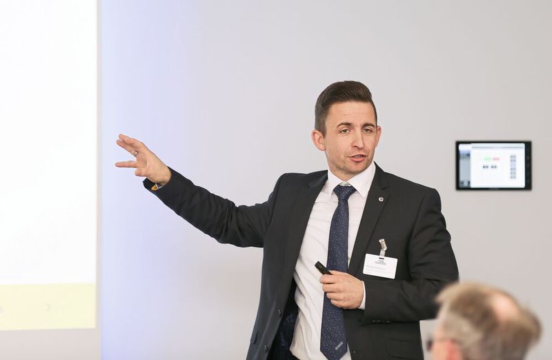 Philipp Dahlhaus, Leiter Produktmanagement bei der Paul Horn GmbH, über das professionelle Verzahnen. (Bild: Oxana Gruber Photography)