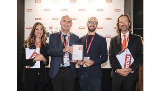 Davide Borghi (2. v.l.) und Gianmarco Di Eusebio (3. v.l.) aus dem Development-&-Technology-Team von Tetra Pak bei der Verleihung der Auszeichnung Premio Innovazione. (Bild: Tetra Pak)