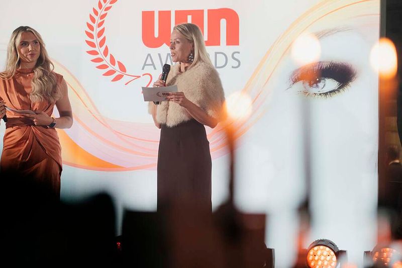 Herzlich Willkommen zur Gala – Lydia Hundsdörfer und Eva Kanzler (v.l.) eröffneten den feierlichen Abend. (Bild: Manuel Emme)