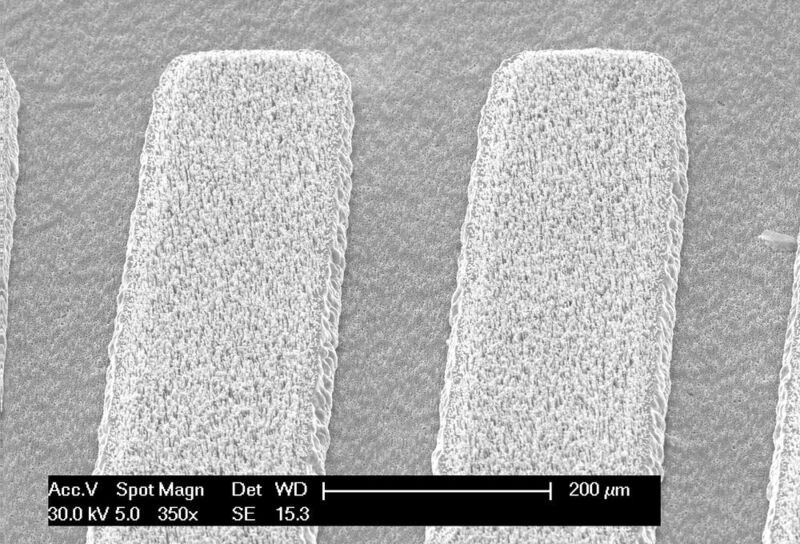 Bild 2: Kontaktpads nach dem Stripping-Prozess (NanoWiired)