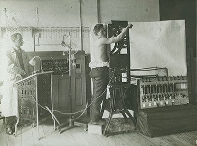 Die Röntgenaufnahme des Brustraumes gehört zu den häufigsten Untersuchungen der Radiologie. In der Pionierzeit muss dafür minutenlang belichtet werden. Das ändert sich mit dem Blitzapparat der Veifa-Werke, der für eine Aufnahme weniger als eine Hundertstelsekunde benötigt. (1912) (Siemens)