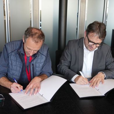 Von links: Roger Filliger (BFH, Leiter Departement Technik und Informatik ad interim), René Dönni (BAKOM, stellvertretender Direktor)  (Bild: Bundesamt für Kommunikation)