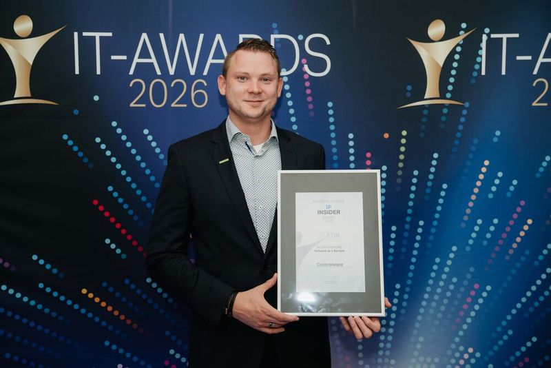 Wolfgang Bieber darf den Platin-Award für Controlware mit nach Hause nehmen. (Bild:  Manuel Emme Fotografie)