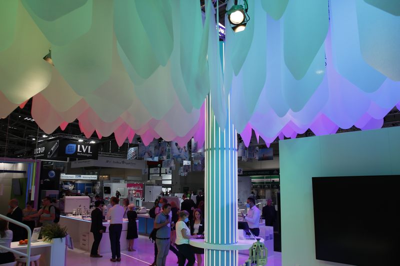 Impressionen von der Analytica 2022. Von der Decke ragen die überdimensionierten „Eppis“ des Eppendorf-Standes. (LABORPRAXIS, C. Lüttmann)