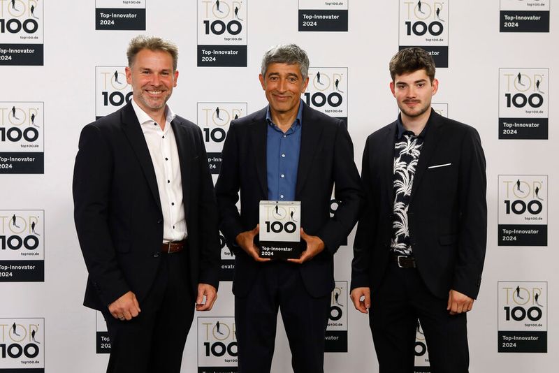 Mehrtec ist ein Spezialist für 3D-Engineering und digitalisiert außerdem Bestandsanlagen für die 3D-Planung von Rohrleitungen, Stahlbau und kompletten Industrieanlagen. Die Ingenieure arbeiten dabei in einer komplett digitalisierten Umgebung. Sie scannen etwa eine Halle oder Produktionsanlage per Laser und bringen in diesem digitalen Zwilling Ausgangssituation und Ziel zur Deckung. Im Bild: Udo Adriany (links, Geschäftsführender Gesellschafter), Jonas Adriany (Gesellschafter). (Bild: KD Busch/compamedia)