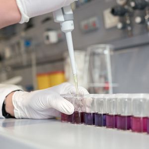 Das Team um Kristina Tschulik entwickelte daher eine Methode, mit der sich einzelne Silberpartikel in natürlicher Umgebung untersuchen lassen. 