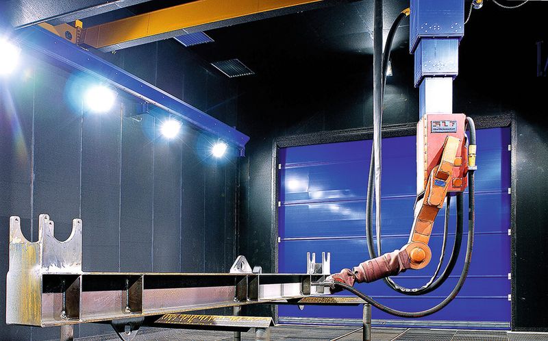 In Hannover wird die gesamte Bandbreite der Blechbearbeitung gezeigt. Dazu gehören auch die Verbindungstechniken, wie hier im Bild das Schweißen beziehungsweise die Oberflächentechnik. (Bild: SLF)